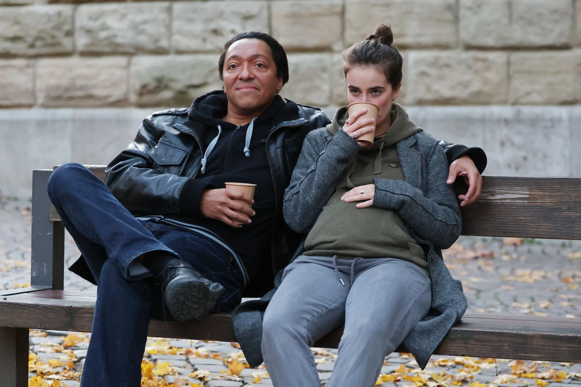 Maria und Josef auf einer Bank