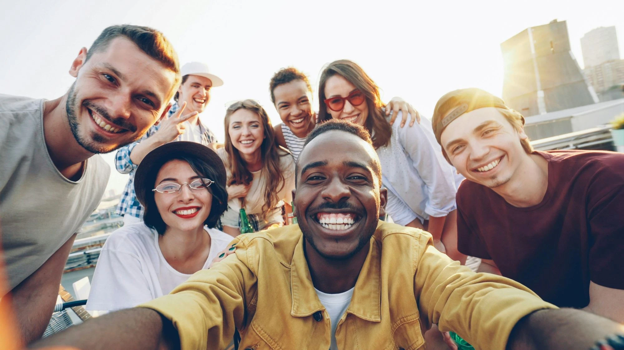 Gruppe fröhlicher Menschen macht ein Selfie