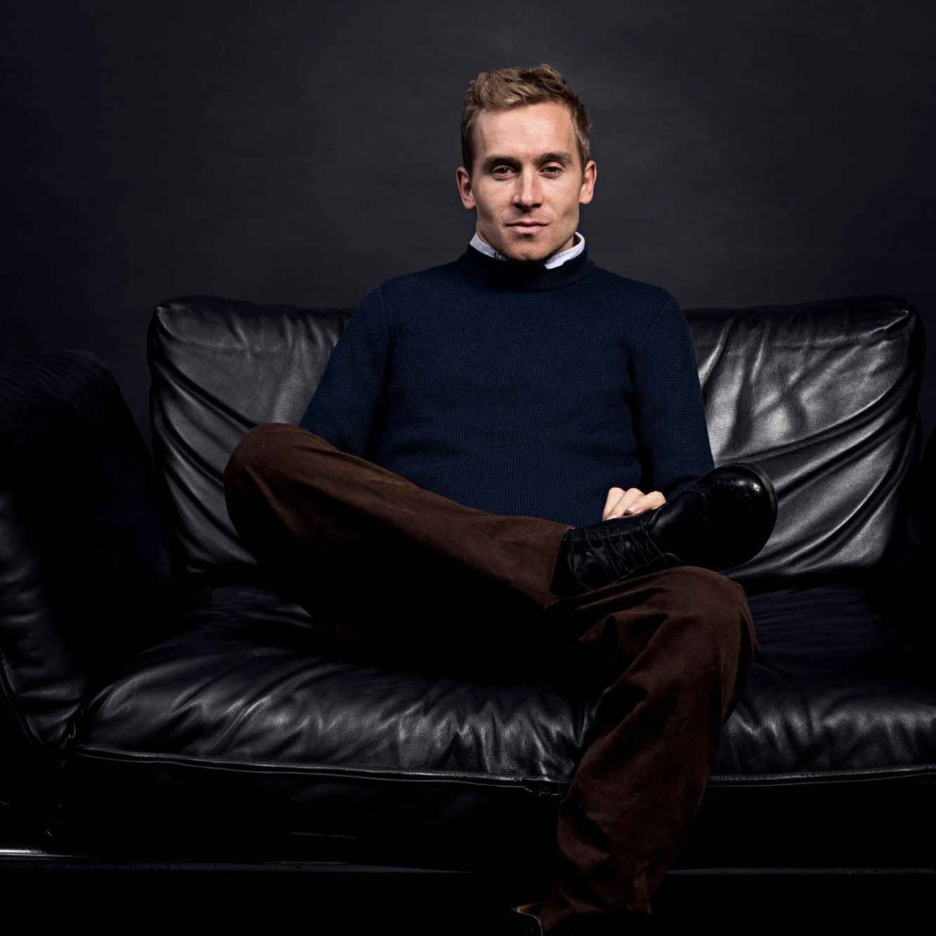 Leben Samuel Koch auf einem Sofa