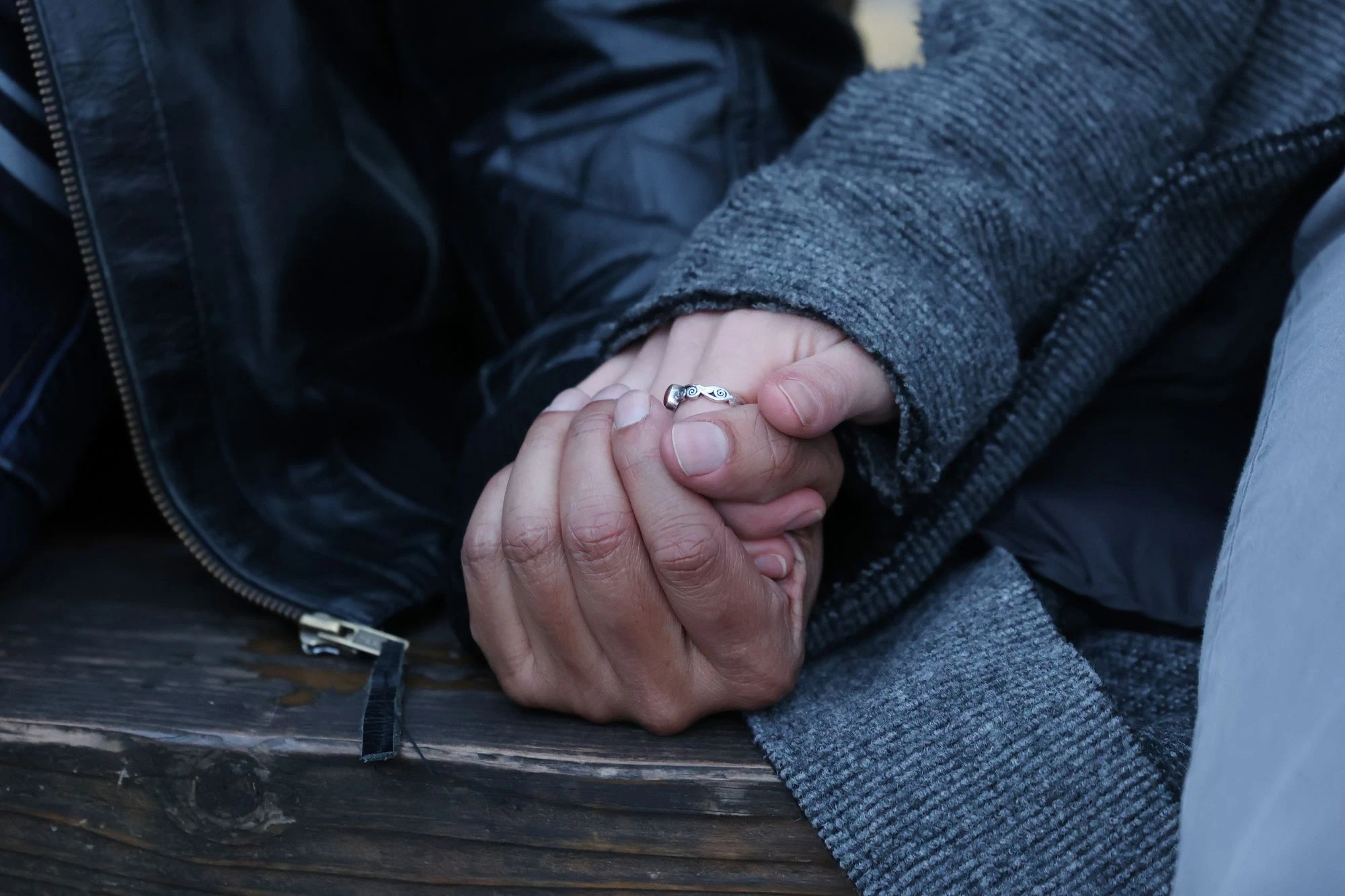 Josef hält Marias Hand