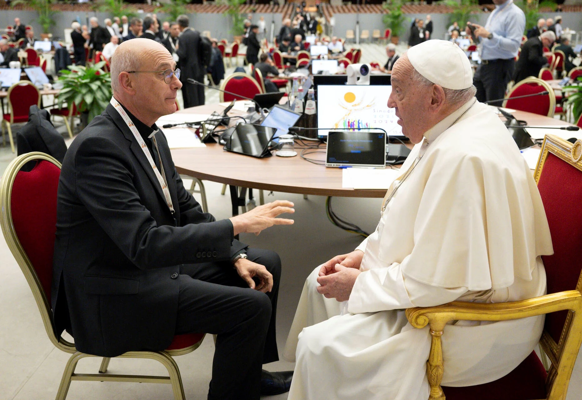 Pfarrer Thomas Schwartz und Papst Franziskus im Gespräch