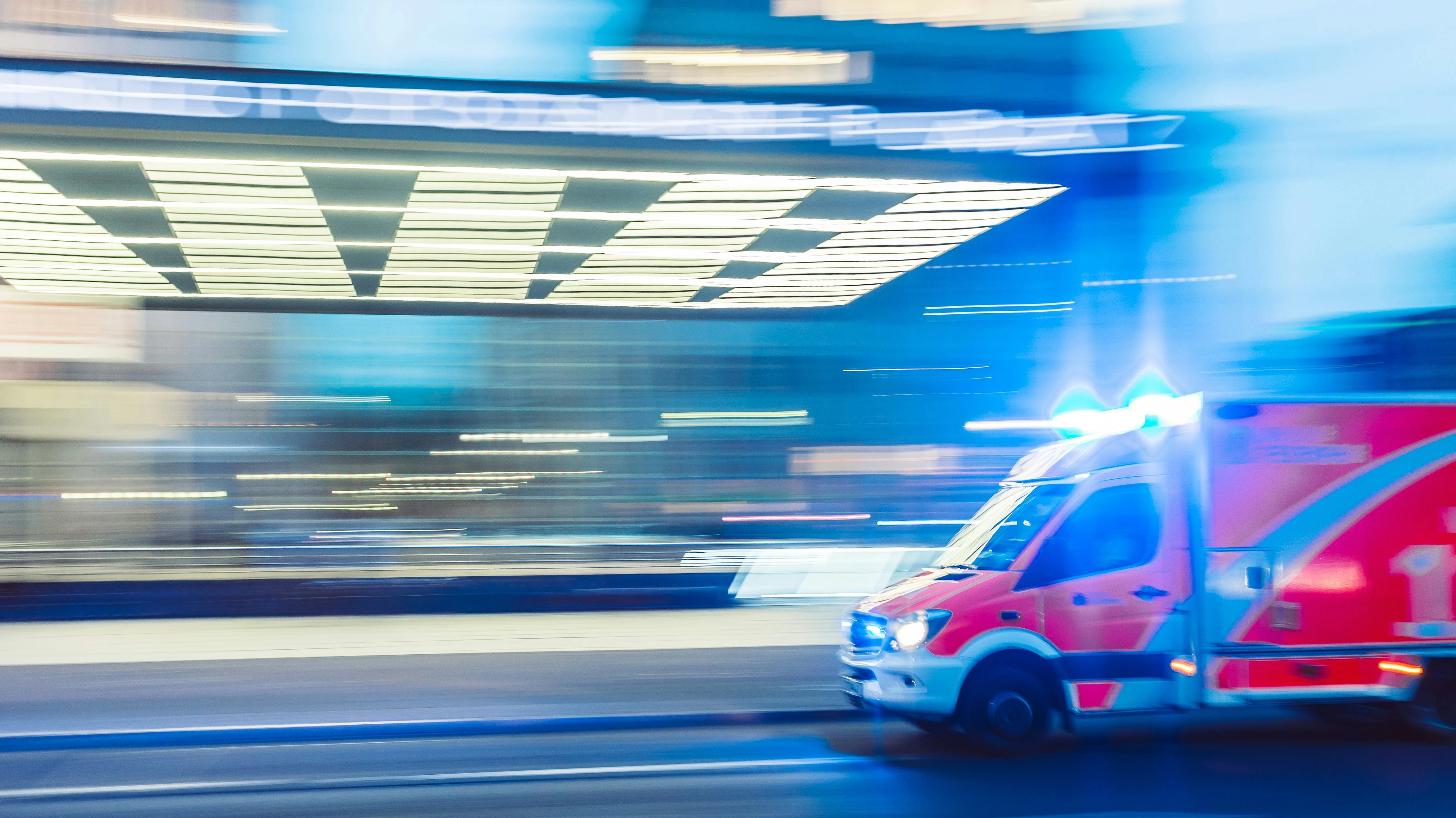 Rettungswagen mit Blaulicht kommt im schnellen Tempo angefahren