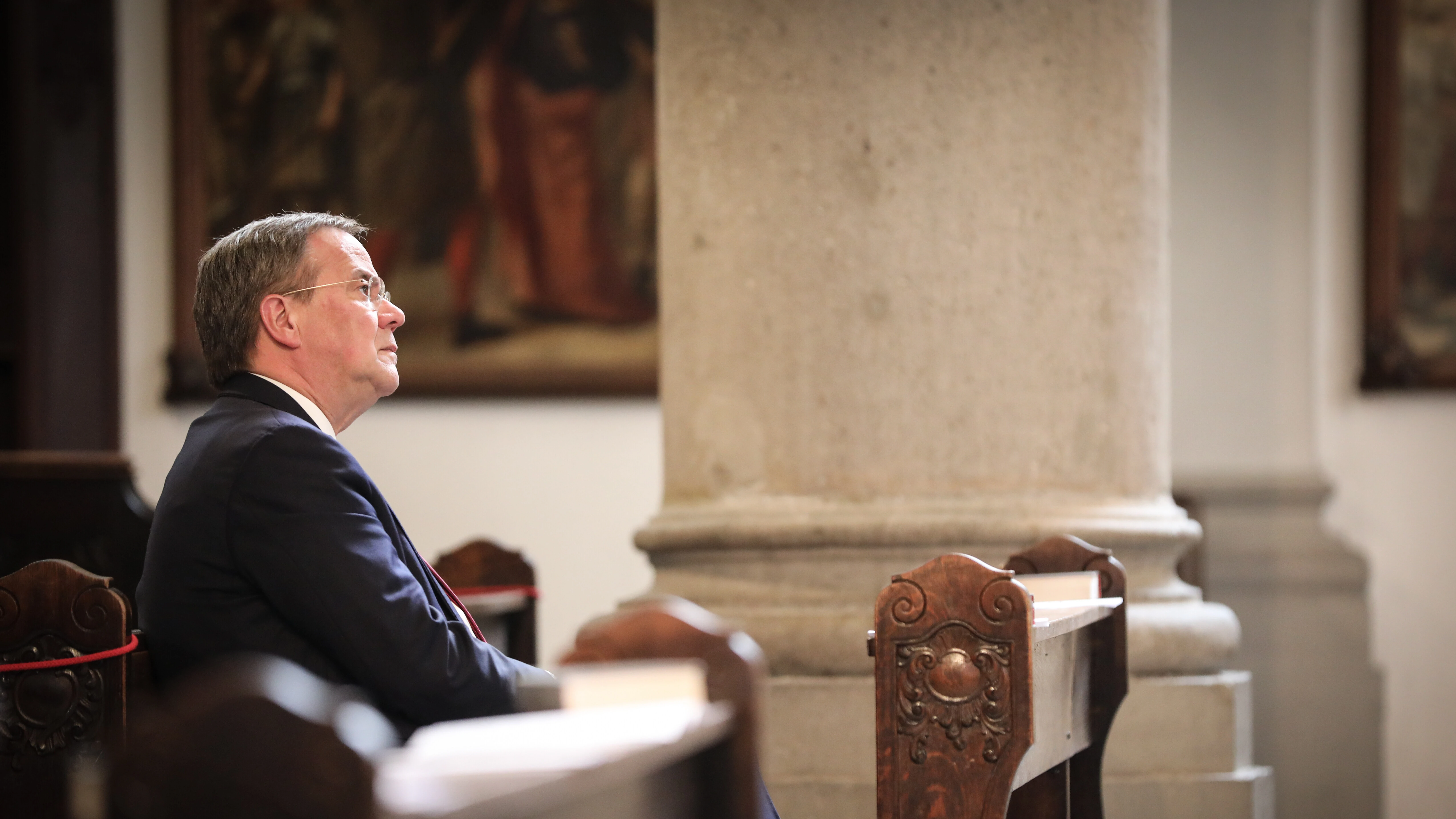 Armin Laschet sitzt in einer Kirchenbank
