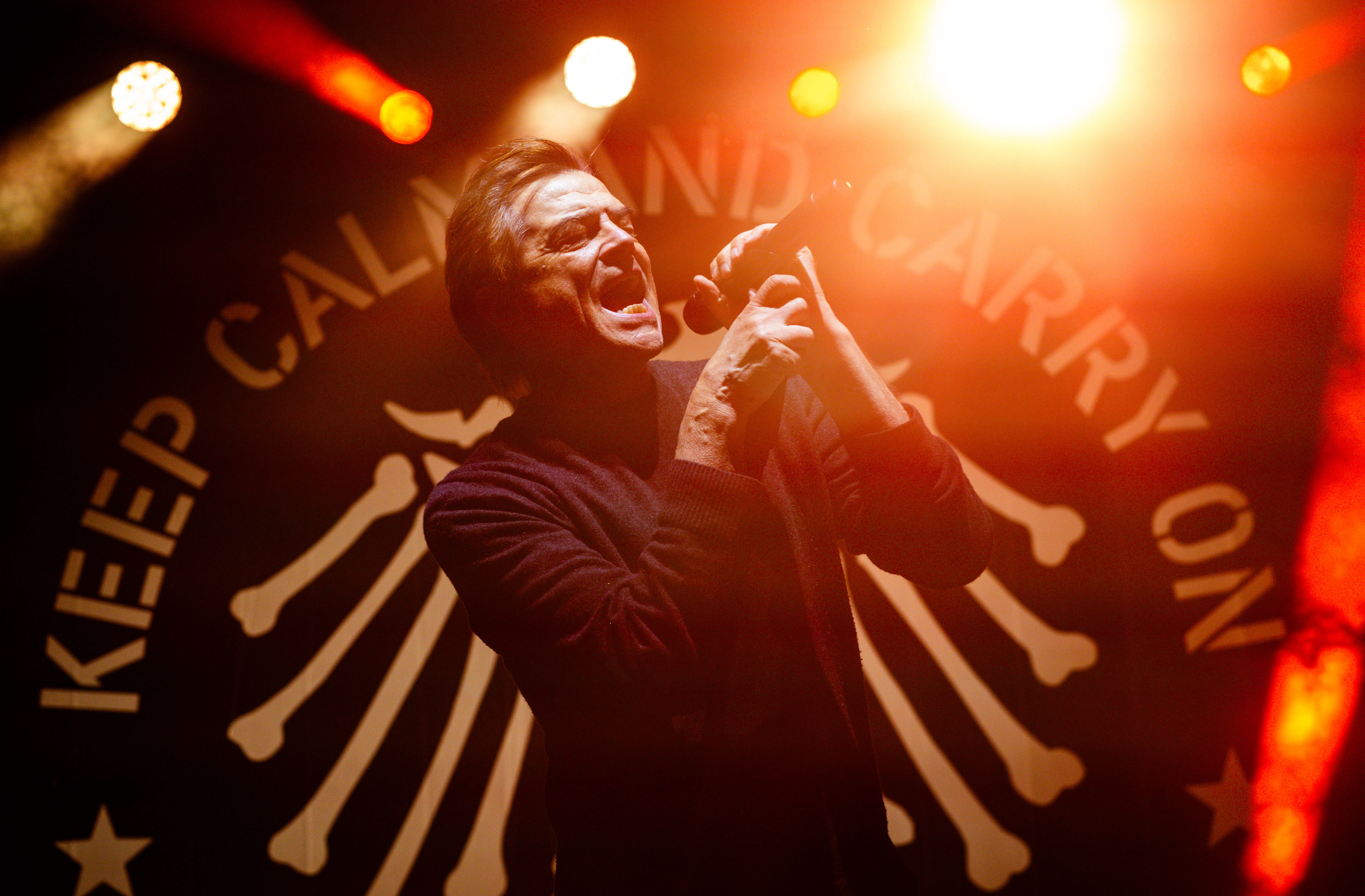 Campino,Sänger der Toten Hosen, singt auf einer beleuchteten Bühne
