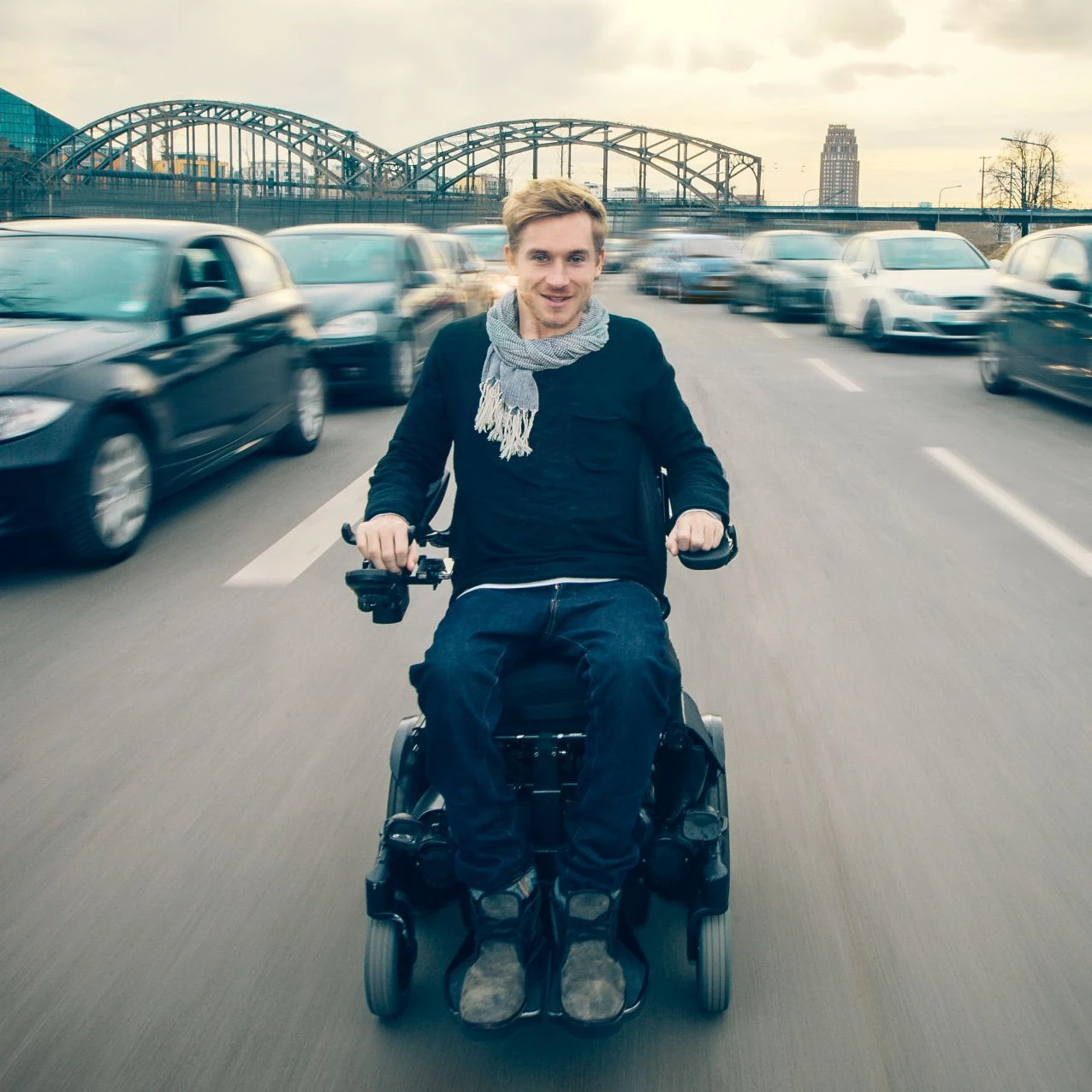 Leben - Samuel Koch Rollstuhl im Straßenverkehr
