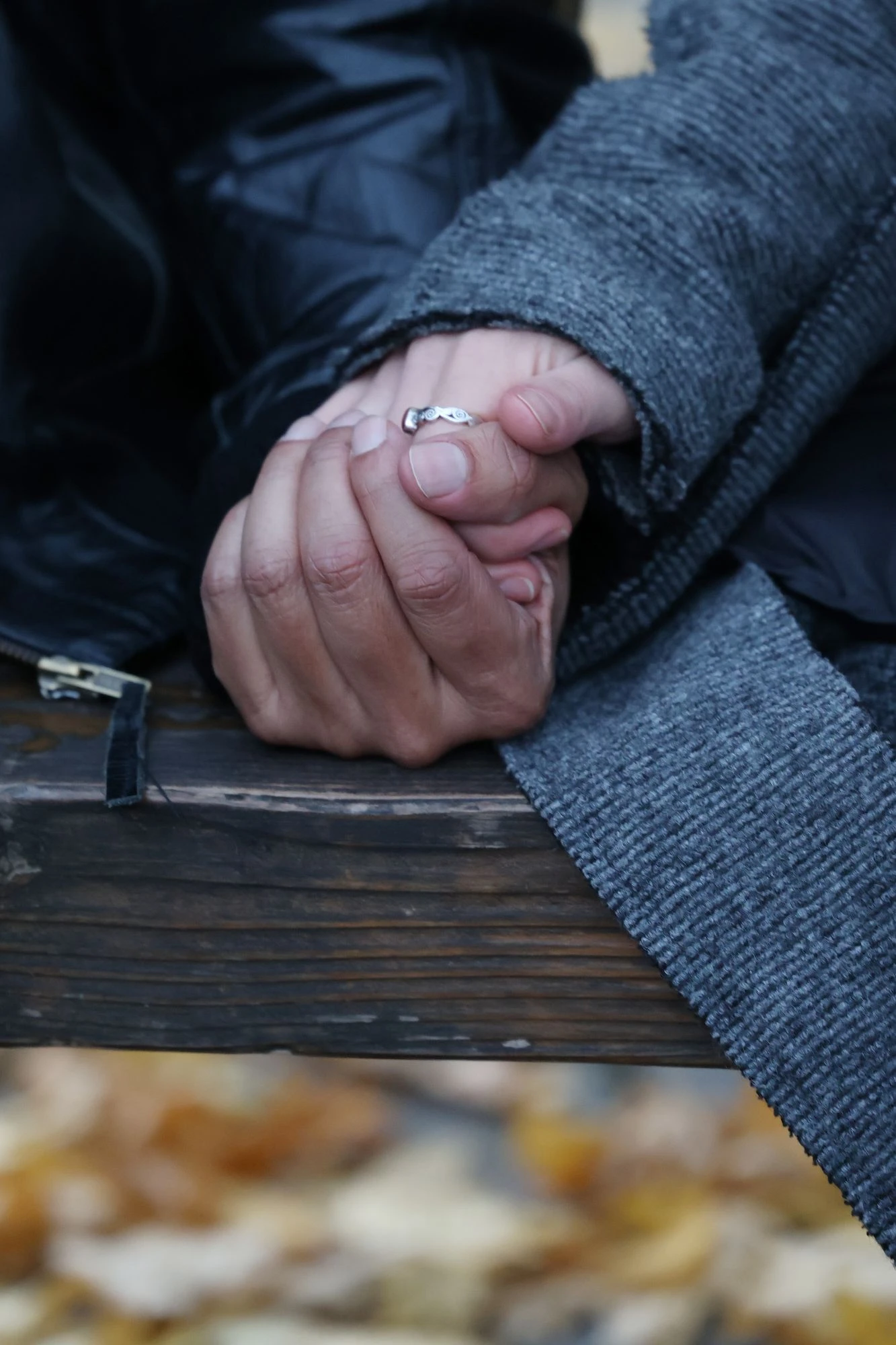 Josef hält Marias Hand